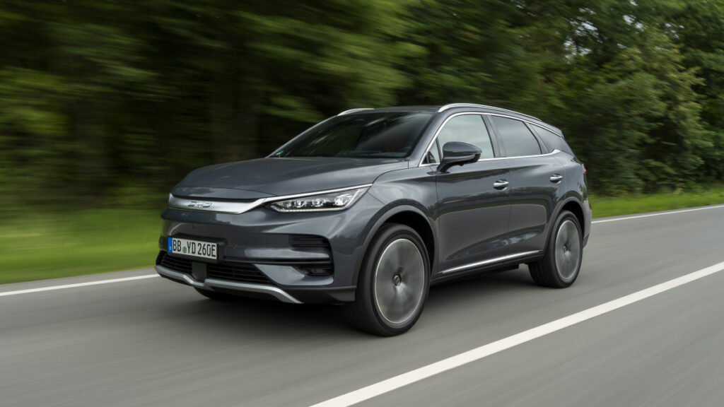 BYD Tang Elektro-SUV fährt auf Landstraße als Symbol für chinesische Tesla-Konkurrenz, Fahrerassistenzsysteme und stressige Alltagserfahrungen
