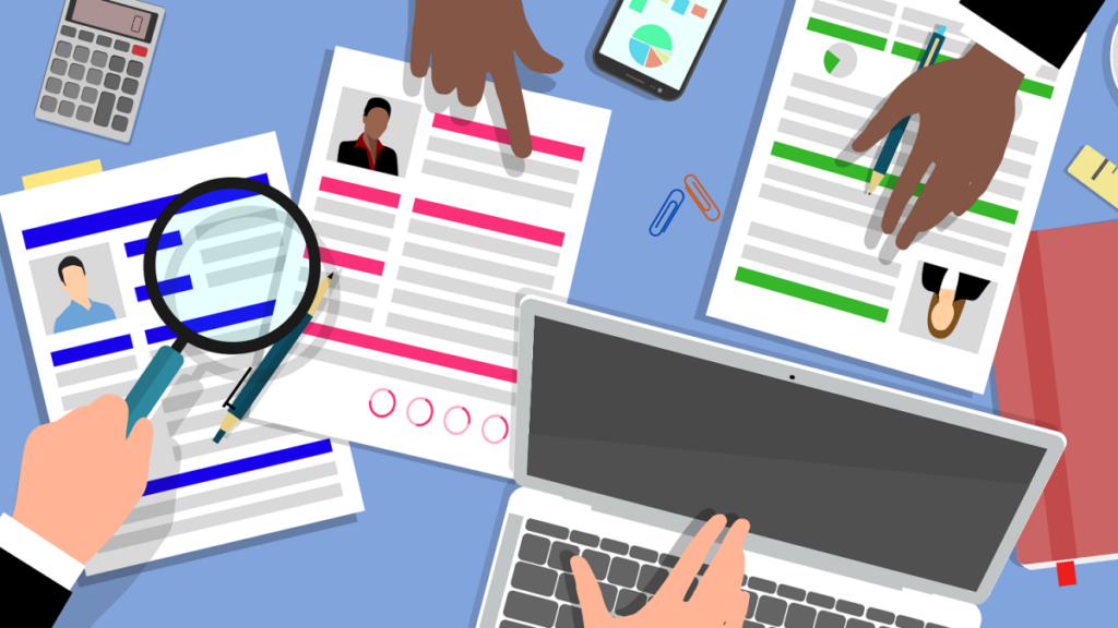 Illustration mit Lebensläufen, Laptop und Lupe als Symbol für Recruiting, Bewerbungsprüfung und die Suche nach guten Softwareentwicklern