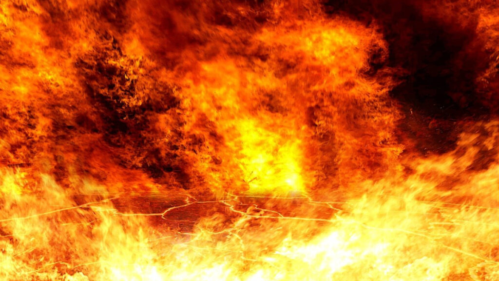 Flammenmeer als Symbol für Dependency Hell, problematische Abhängigkeiten, Bibliotheken und Frameworks in der Softwareentwicklung