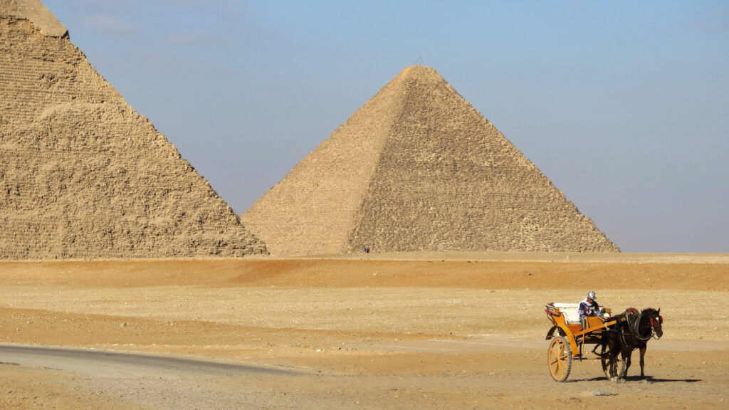 Pyramiden von Gizeh mit Pferdekutsche als Symbol für die Testpyramide, Testing in C# .NET und sinnvolle Teststufen in der Softwareentwicklung